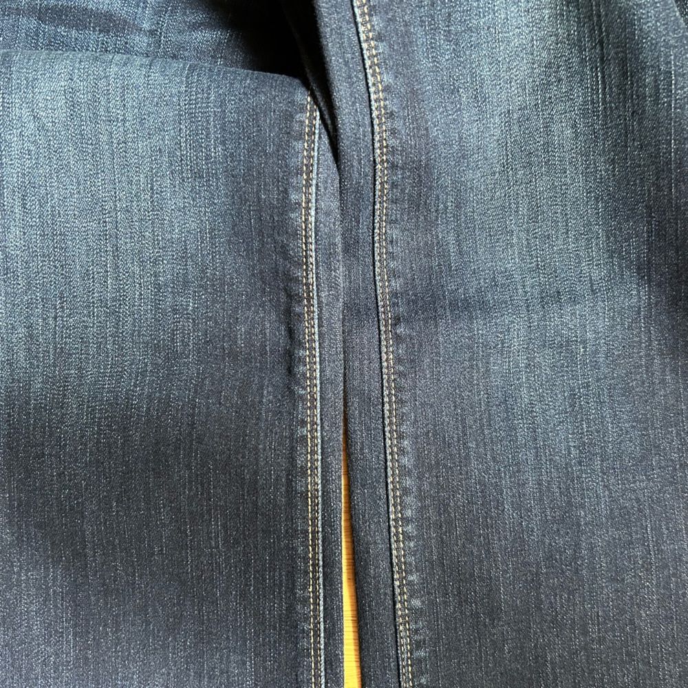 White House Black Market Boot Cut Mid Rise Jeans!! Size 4 but fits like a 6. - Picture 8 of 12